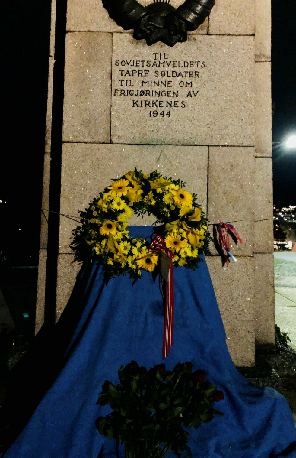 På et tidspunkt mellom klokka 20.36 og 23 onsdag kveld ble de russiske kransene fjerna fra monumentet, og kommunens krans i de ukrainske fargene sto alene igjen med en rosebukett.
 Foto: Privat