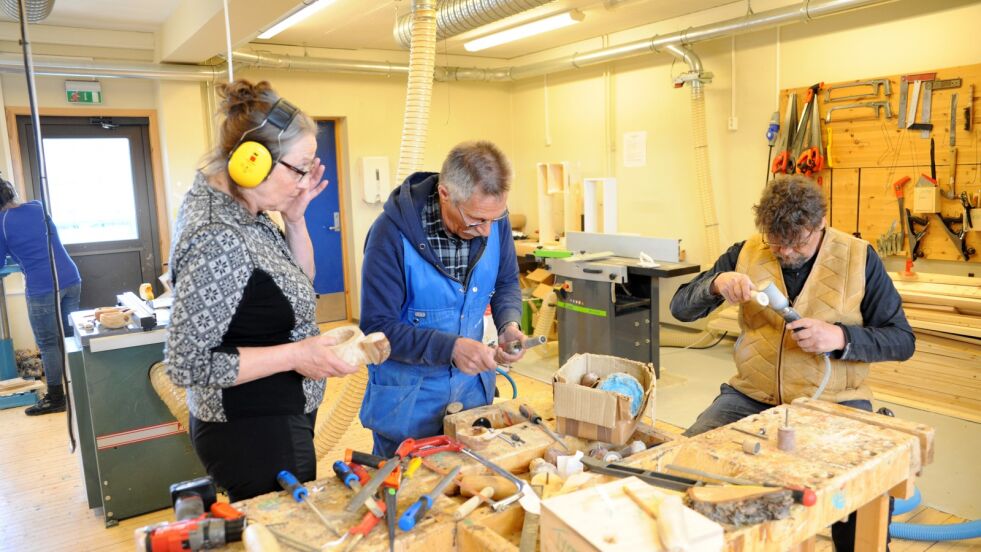 Gjennom Samisk språk- og kultursenter i Porsanger ble Per Andersen invitert til å holde et kurs i hardsløyd. Kurset vil gå over helgene i uke 18, 19 og 20, og er gratis for ungdom.
 Foto: Hannah Persen