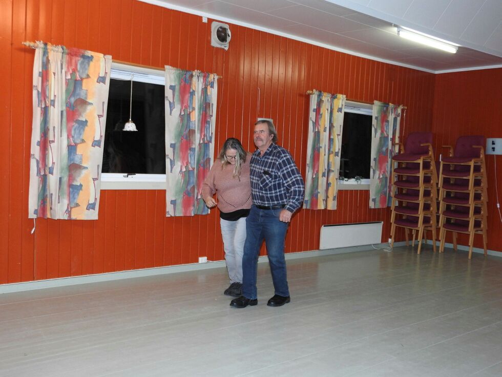 Gro og Walter Brandsegg demonstrerer dansen pols. Nå undersøkes mulighetene for å ha swingkurs i regi av Nyborg helselag.
 Foto: Frøydis Betten/Nyborg Helselag