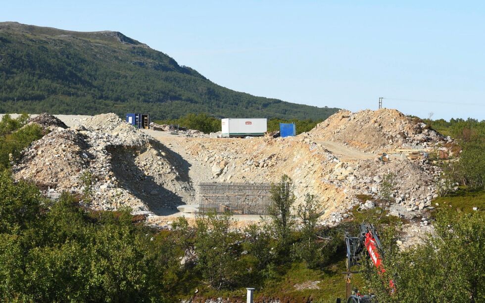 Den nye brua blir 86 meter lang. Arbeiderne er nå i gang med armeringen.
 Foto: Irene Andersen