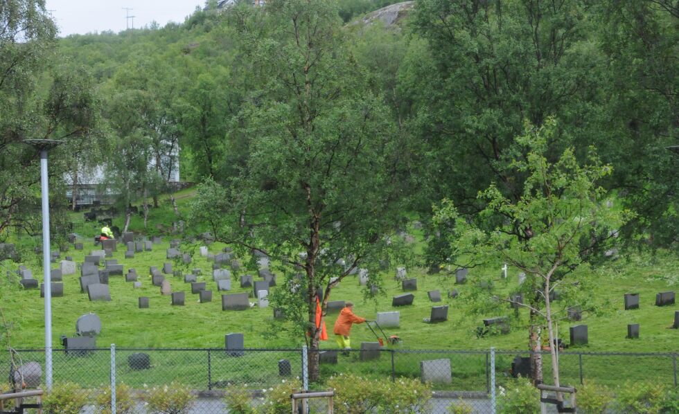 Her er ferievikarer på Barentshallene KF i full gang med å klippe den gamle kirkegården ved skolen. Forandringen fra dagen før er formidabel.
 Foto: Hallgeir Henriksen