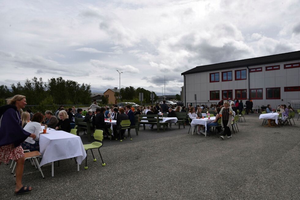 Avgangselevene ved Lakselv ungdomsskole har arrangert sommerball.
 Foto: Kine Jeanette Finstad