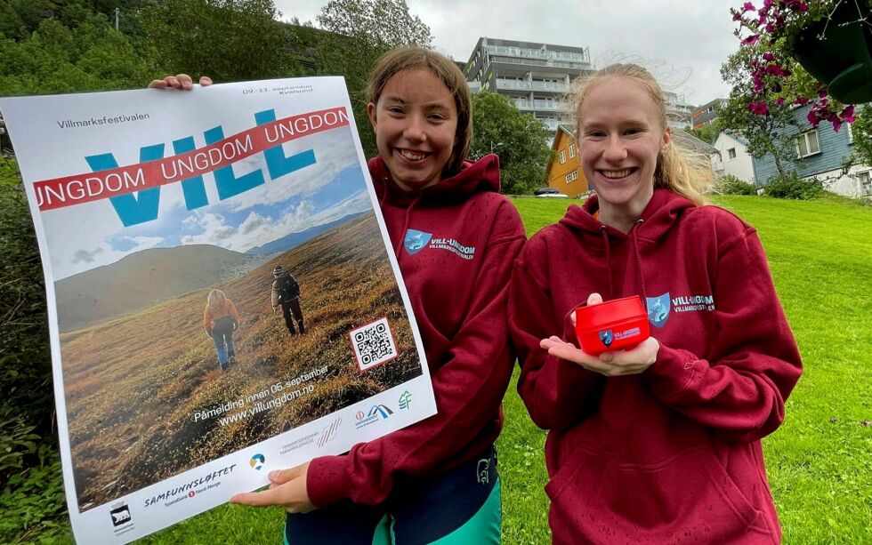 Fra venstre Christina Elisabet Guleng (15) og Eline Sandvik (19) er to av ungdommene som sitter i arrangørgruppa til villmarksfestivalen Vill-Ungdom. De kan for øvrig friste med en «snyltekopp» til alle som deltar.
 Foto: Cecilie Ditløvsen