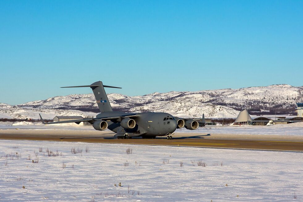 Et C-17 lastefly på Banak flystasjon under vinterøvelsen Joint Viking 2017. Flyet kom med personell og to Bell 412 SP helikoptere.
 Foto: Kristian Berg/Forsvaret