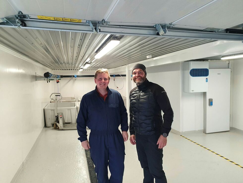Fredrik Nordøy (til venstre) fra Sandnessjøen og Aslak Gamst Guttorm fra Tana står bak Smalfjord Mottak AS. Neste uke vil de begynne å ta imot kongekrabber på det nyetablerte mottaket i Smalfjord. 
– Vi ønsker å skape næring og aktivitet i bygda, fordeler de.
 Foto: Tom Hardy