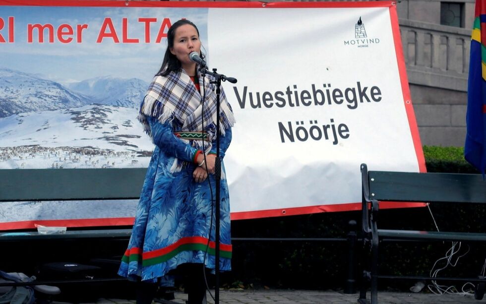 Sametingsråd Maja Kristine Jåma, her under en demonstrasjon utenfor Stortinget da Fosen-saken gikk for Høyesterett i fjor.
 Foto: Steinar Solaas
