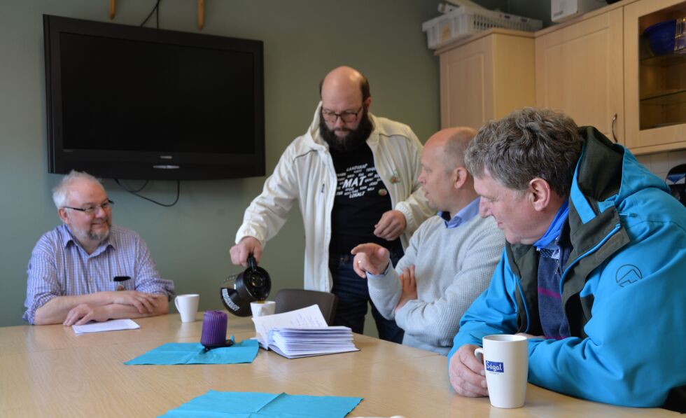 Senterpartiets leder Trygve Slagsvold Vedum noterte flittig under møtet med Ságat. Rundt bordet ser vi fra venstre Geir Wulff, Jon Nikolaisen fra Porsanger SP som skjenker kaffe, Trygve Slagsvold Vedum og Geir Adelsten Iversen.
 Foto: Sonja E. Andersen