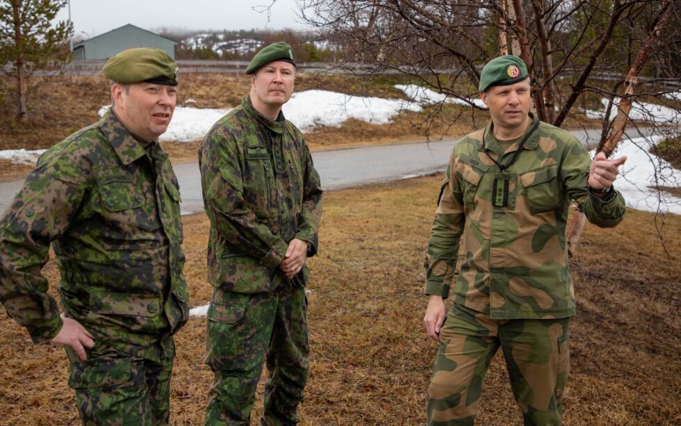 Tomas Beck (t.h.) sammen med oberst Jukka Kotilehto, nestkommanderende for den finske Jegerbrigaden (t.v.) og oberst Kimmo Kinnunen, sjef for den finske Jegerbrigaden. Bildet er tatt under et besøk på Porsangmoen i mai. Foto: Arnfinn Sjøenden/Forsvaret