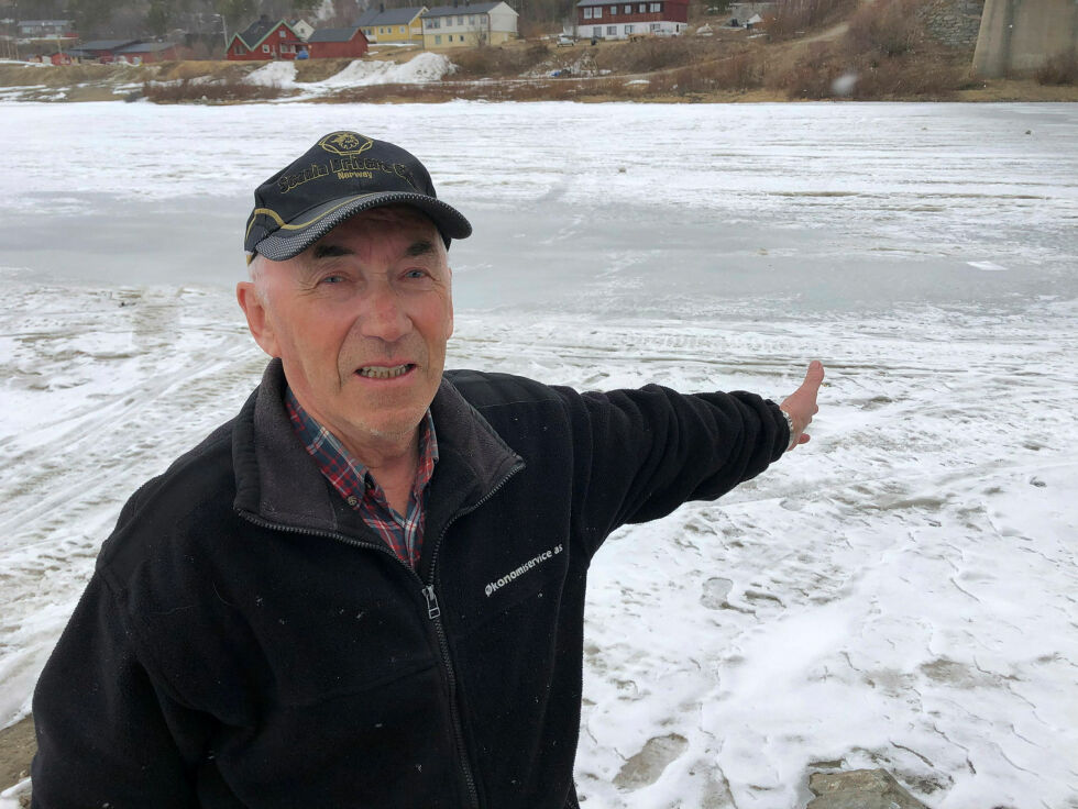 At elva skal være urørt i årevis smerter laksefiskeveteran Bjarne Richardsen (80). Han ber myndighetene åpne for fiske et par uker i sommer.
 Foto: Stein Torger Svala