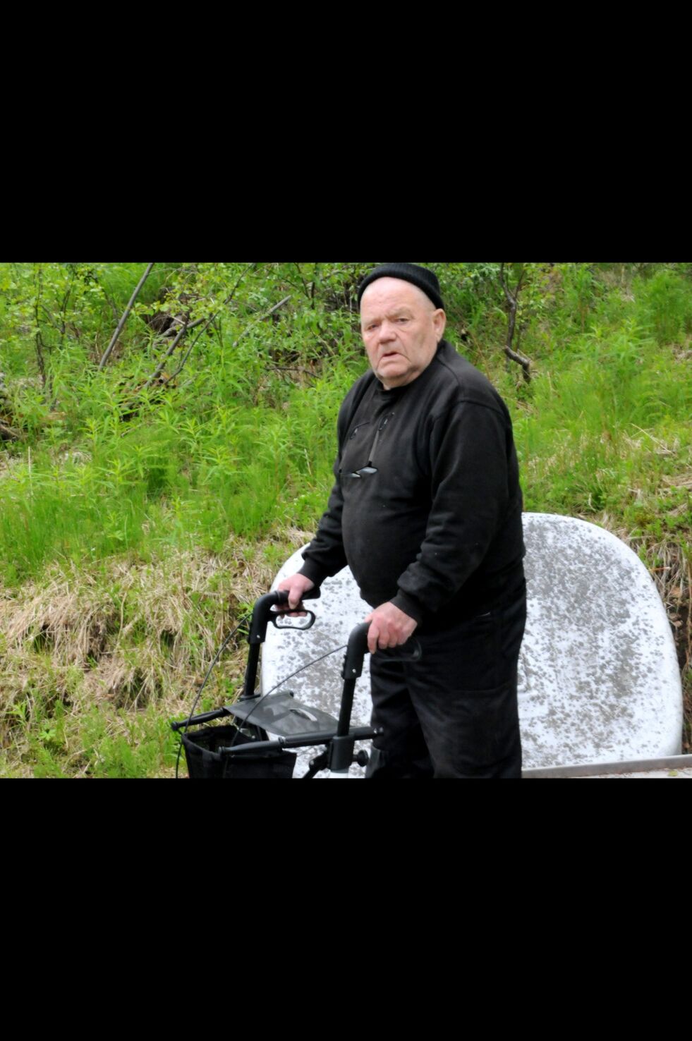 Hofteopererte Fritz Mathisen klarer ikke å skjønne hvorfor det på et splitter nytt sykehus må være terskler på gulvet.
 Foto: Halllgeir Henriksen