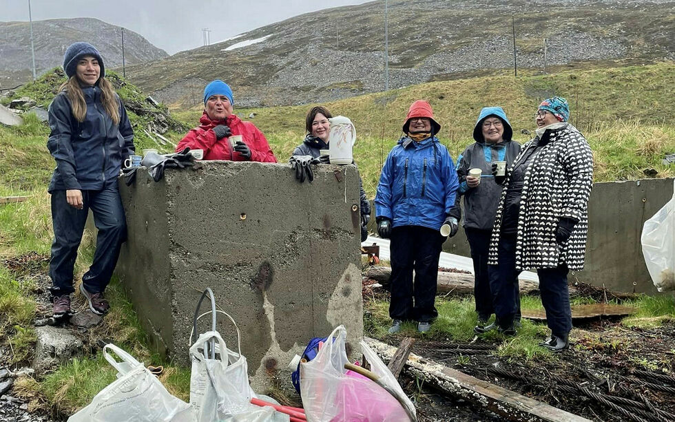 Til tross for regn og kald vind sørget spreke damer for å plukke opp rundt 200 kilo med søppel i Botn i Nordvågen.
 Foto: Privat
