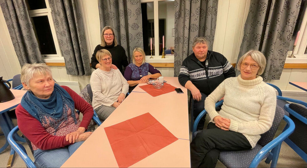 Styret i Bugøyfjord Vel har sammen med Bugøyfjord bygde-og hyttelag foreslått at det offentlige overtar ansvaret for Saviomonumentet. Fra venstre Vigdis Hivand, Solveig Nilsen, Nina Karisaari, Irene Karisari, Wiggo Pedersen og Annemarie Kjeldsø.
 Foto: Hallgeir Henriksen