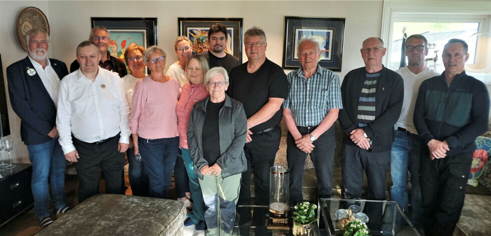 Lions Club Nordkapp feirer at klubben er 60 år. Foto fra et møte i klubben på Sarnes sommeren 2023. Fra venstre bak Yngve Lindgaard Berntsen, som var på besøk fra Lions Club nasjonalt, Oddbjørn Gundersen, Sigrunn Ulvatne, Lene Dyrstad, Jani Øvervold, Stig Olav Bårdsnes, Oddvar Storhaug, Kjell Kvernberg, Per-Bjarne Kiil og Kjell Gustav Kortsen. Foran fra venstre Steinar Øvervold, Alette Elde, Gøril Wagelid og Brith May Eriksen.
 Foto: Geir Johansen