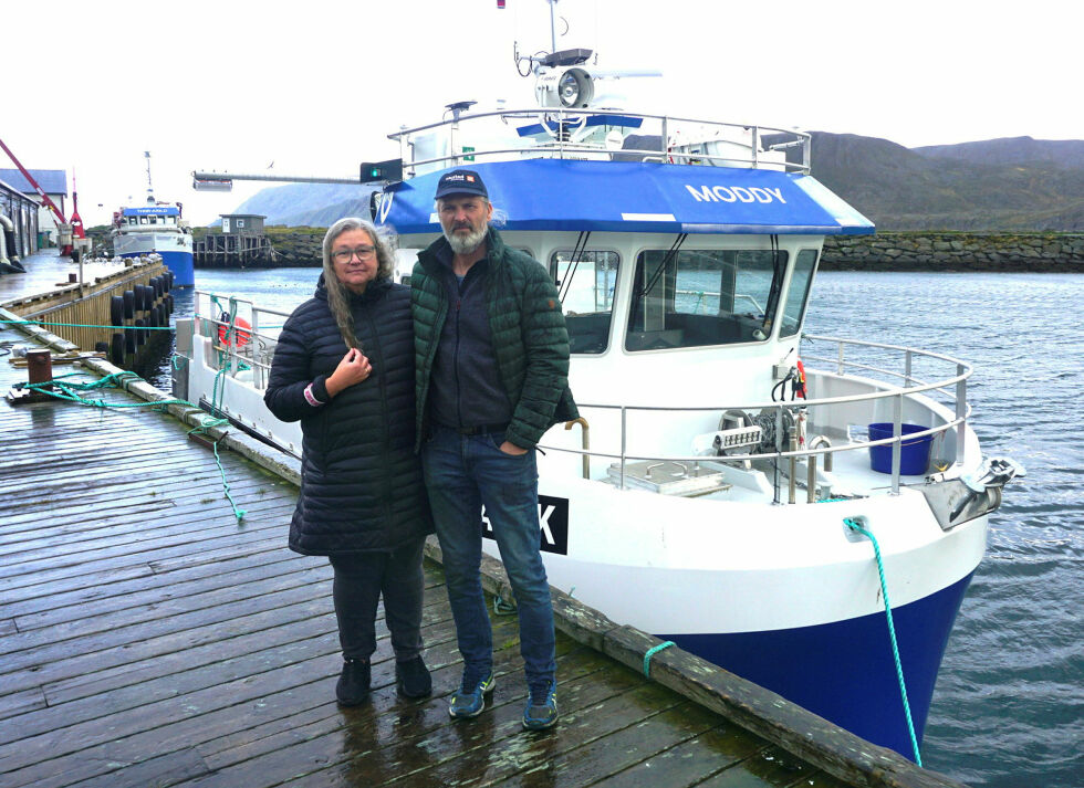Sissel og Raimond Nergård foran familiens nye fiskebåt «Moddy» ved kai i Skarsvåg.
 Foto: Geir Johansen