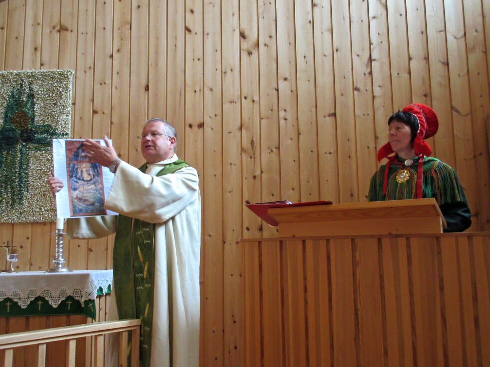 Prost Egil Lønmo og fungerende kirketolk Berit Frøydis Svineng Johnsen.
 Foto: Asfrid Karlsen
