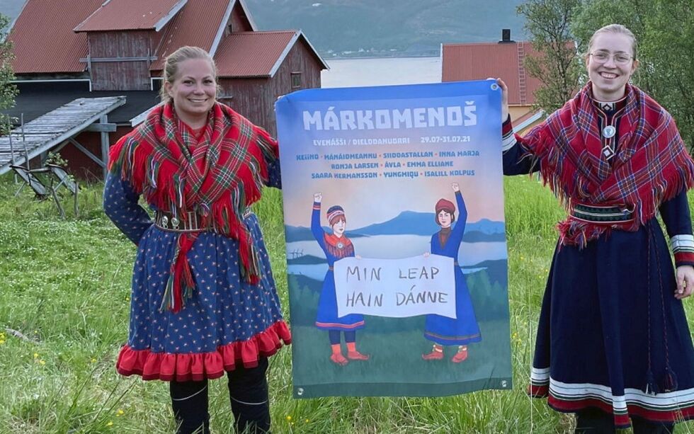 Festivalleder Aili Guttorm og produsent/daglig leder Ane Margrethe Ugelvik. Her med årets festivalplakat, da det ble arrangert en liten festival med smittevernstiltak.
 Foto: Márkomeannu