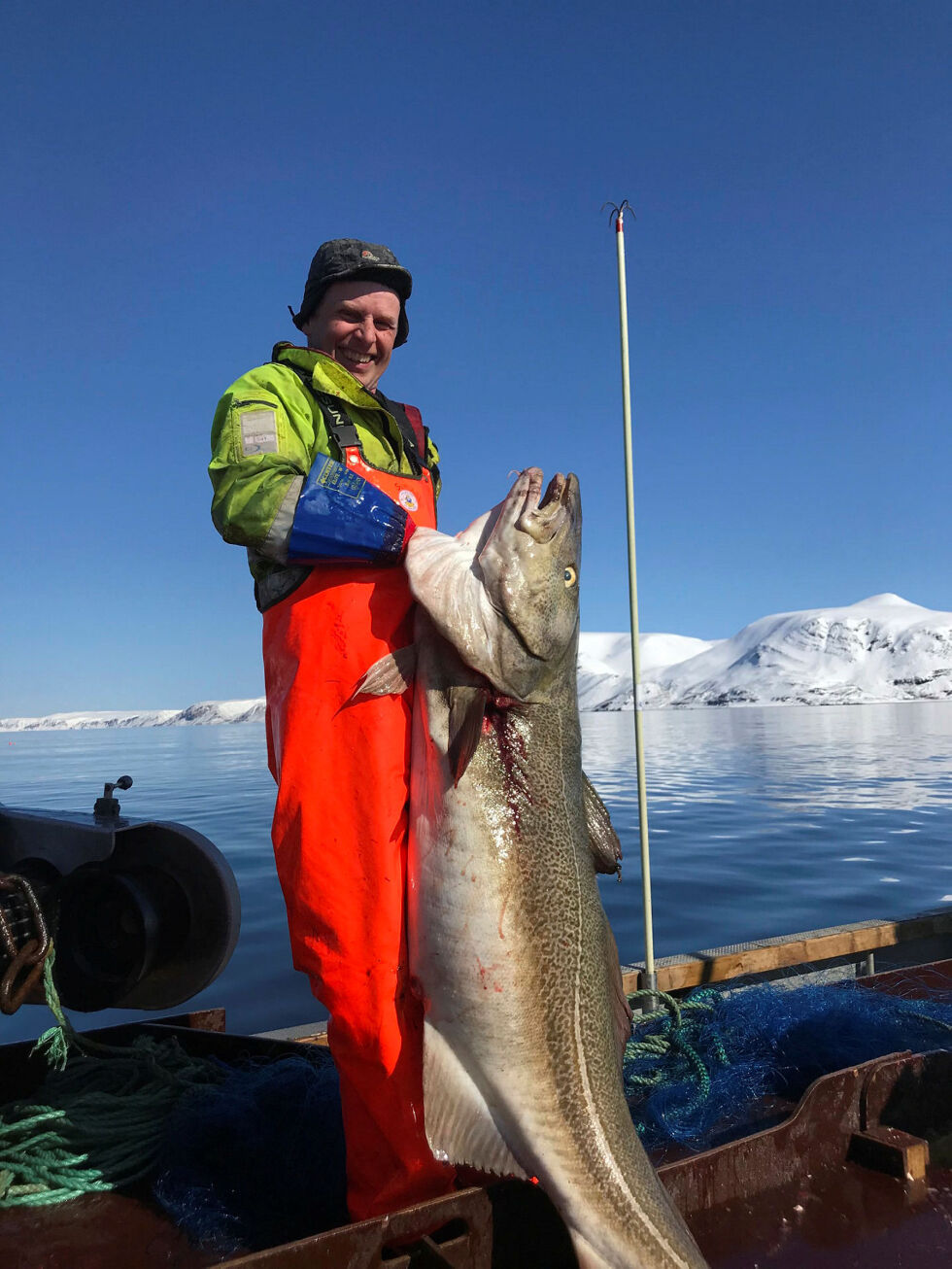 Sverre Kimo Pedersen vil at fisken skal få utnyttet sitt vekstpotensial, i stedet for at den snurpes opp og blir til mel for oppdrettsindustrien. På bildet står han med en storing på 30 kilo.
 Foto: Privat