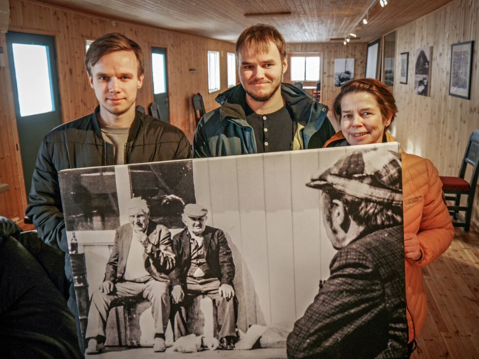 I den nye butikken vil det henge et bilde av han Snoy; eller Harald Frantzen, som han het. På forstørrelsen av det gamle fotografiet sitter han til venstre; i kjent positur på kaia, sammen med Reidar Løkke fra Honningsvåg. Fra venstre på bildet Ole Elmer Jensen, Lars Oskar Jensen og Sirpa Lusminki Jensen.
Foto: Geir Johansen
