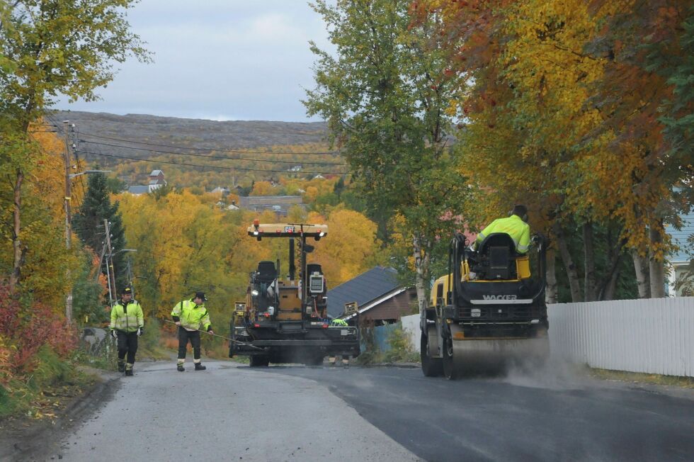 Etter all graving i gater og veier i sentralsørvaranger, lappes det nå igjen med asfalt før vinteren er her. Her et bilde fra arbeidet i Langørveien i Kirkenes.
 Foto: Hallgeir Henriksen