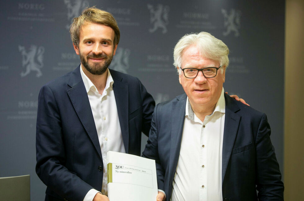 Næringsminister Jan Christian Vestre (Ap) fikk den 300 siders rapporten overlevert fra utvalgsleder Ernst Nordtveit. NOU-en er sendt ut på høring med frist 1. november.
 Foto: Nærings- og fiskeridepartement