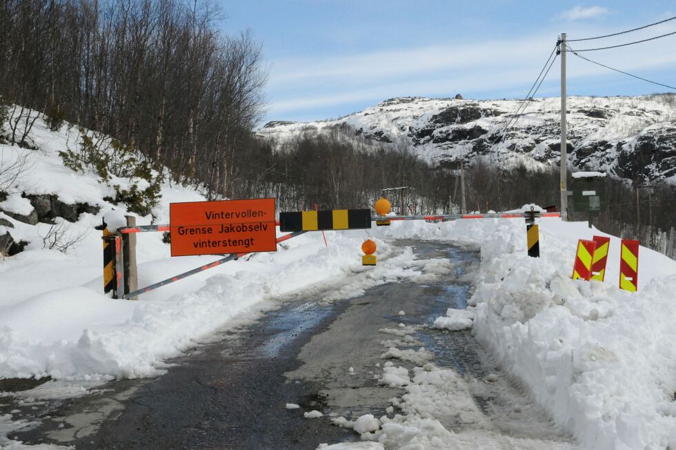 Veien over siste delen av Jarfjordfjellet må freses opp på nytt etter det enorme snefallet i forrige uke. Mesta håper veien kan åpnes i løpet av uka. Foto: Hallgeir Henriksen