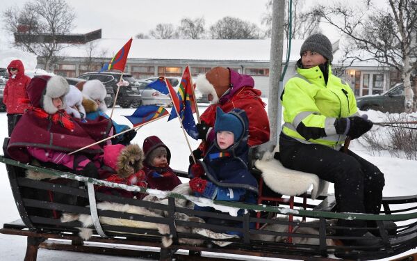 Ájanas mánáidgárdi feiret med hest og slede