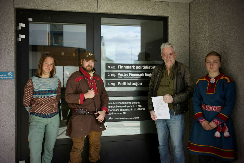 Politianmeldelsen er signert av lederene fra de fire organisasjonene, men ble overlevert av (fra venstre): Symre Johanne Aargaard (NU), Beaska Niilas (NSR), Kjell M. Derås (Naturvernforbundet) og Kornelia Kristensen (NSR- N).
 Foto: Rasmus Madsen Berg