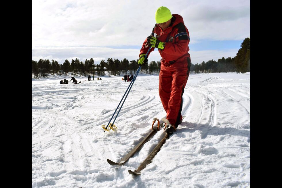 Juha Kinnunu spenner på seg treskia. – De er tunge og ikke veldig lette å manøvrere, men moro er det, mener han.
 Foto: Birgitte Wisur Olsen