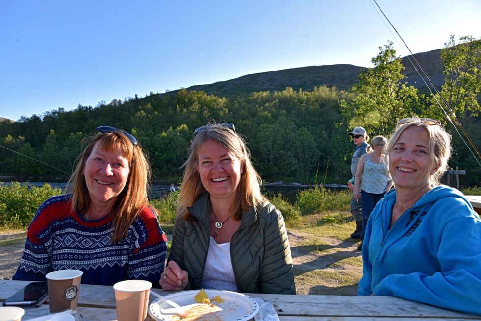 Latteren satt løst ved bordene ved elva. Her er fra venstre Lene Hanssen Gregersen, Heidi Drivenes og Edelh Lena Ingebrigtsen.
 Foto: Henriette Lille