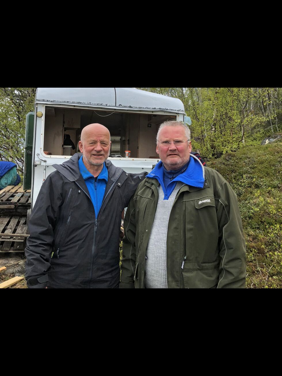 Rolf Persen (til venstre) og Bengt Einar Hølvold har problemer med å skjønne hva som får noen til å gjøre slikt hærverk mot en 80 år gammel mann.
 Foto: Hallgeir Henriksen