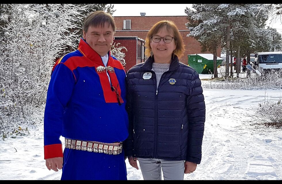 Ordfører Svein Atle Somby og guvernørådsleder for Lions Norge, Kari Sandøy-Jarman.
 Foto: Lions Porsanger