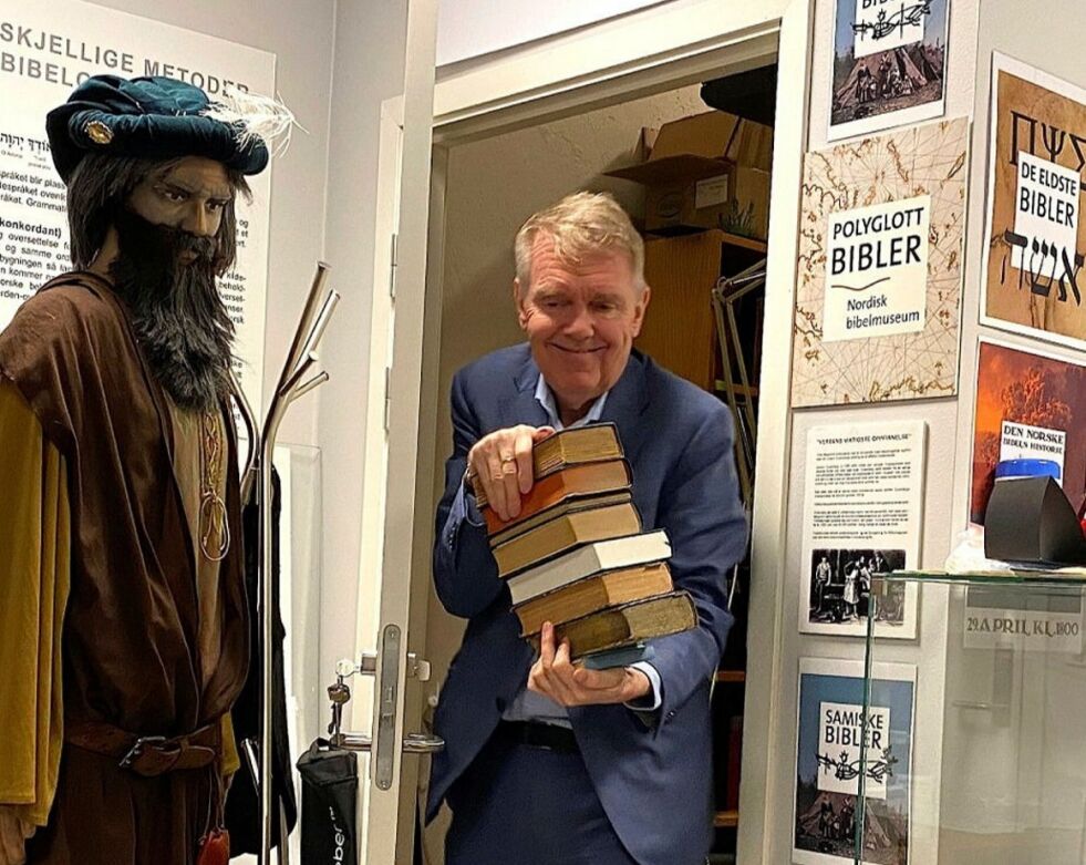 Gründer og forretningsmann Rune Arnhoff har ervervet seg Nordens største bibelsamling. Her henter han frem samiske bibler og skrifter.
 Foto: Elin Wersland