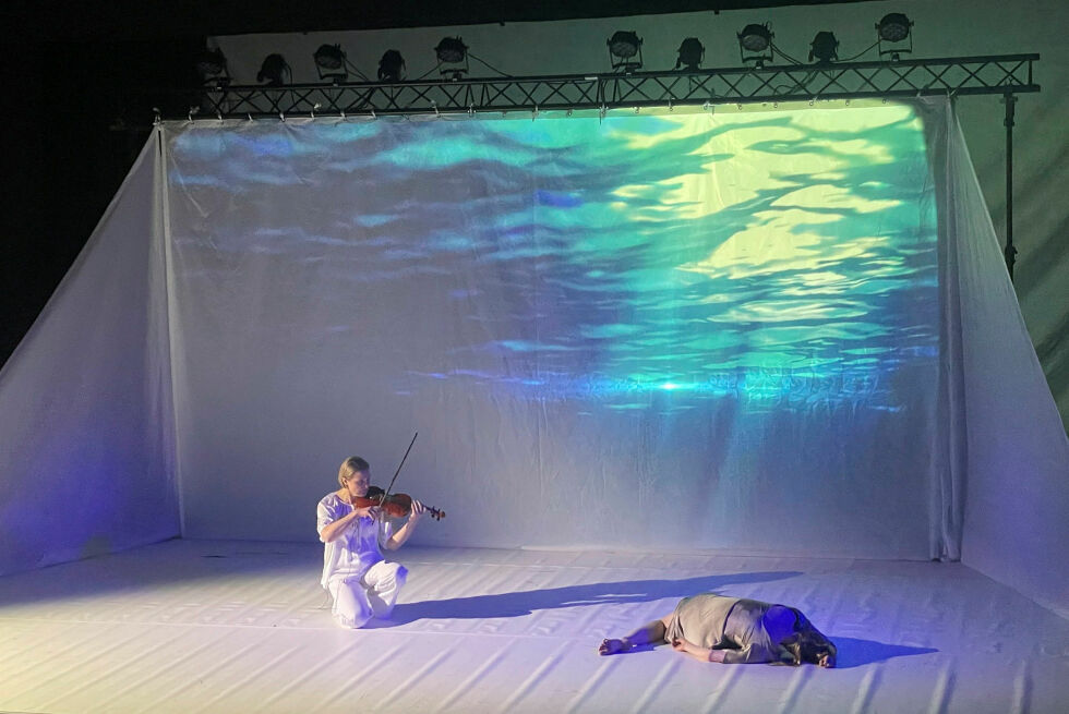 Inkeri Laitinen og Riikka Kosola på scenen med film laget i bassenget i bakgrunnen.
 Foto: Birgitte Wisur Olsen