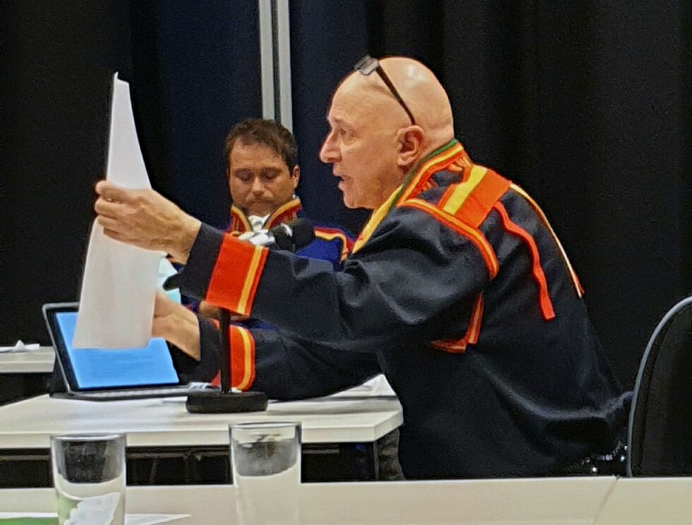 Reineier Arild Pettersen Inga redegjør i detalj for sin reindrift i Sortland kommune og på Hinnøya. Foto: Steinar Solaas