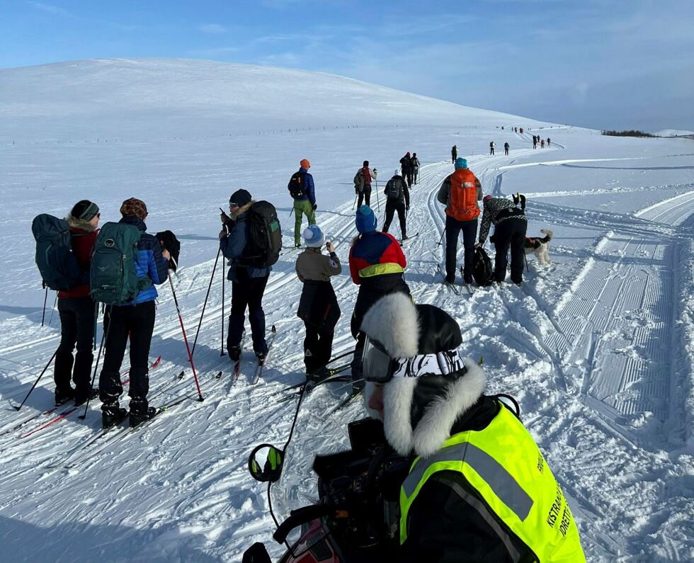 Det var god deltakelse under årets Hatterløp, og både store og små kunne nyte sola over fjellet.
 Foto: Privat
