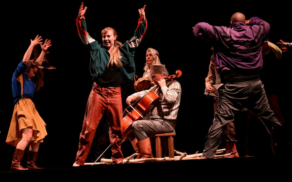 Astrid Serine Hoel (i front) står bak koreografien i den bevegende kvænske dansefortellingen «Karhutanssi».
 Foto: Sara Olaussen Stensvold