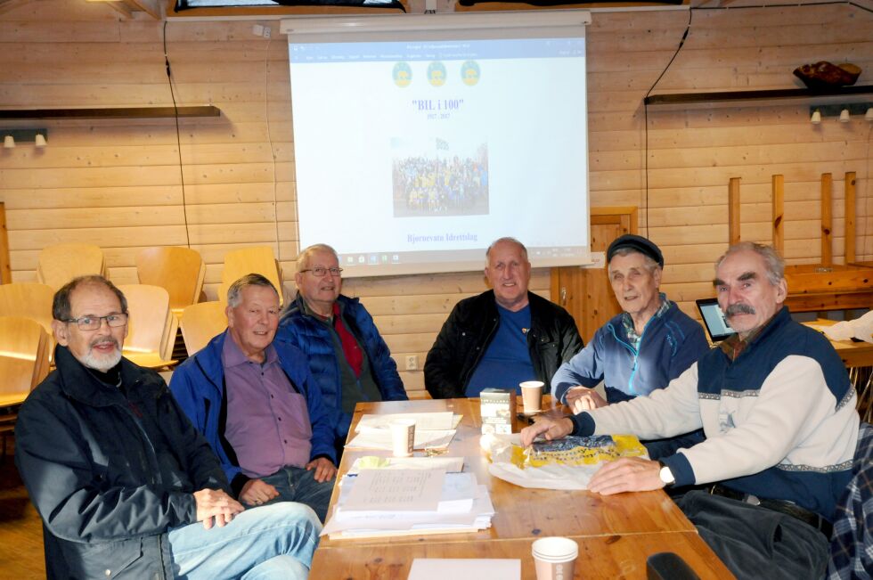 Omsider er redaksjonskomiteen i Bjørnevatn IL, bestående av Ragnar Antonsen, Einar Berg, Harald Lysfjord, Paul Sivertsen, Kurt Røst og Arild Baumann i mål med BILs hundreårs jubileumsbok.
 Foto: Hallgeir Henriksen
