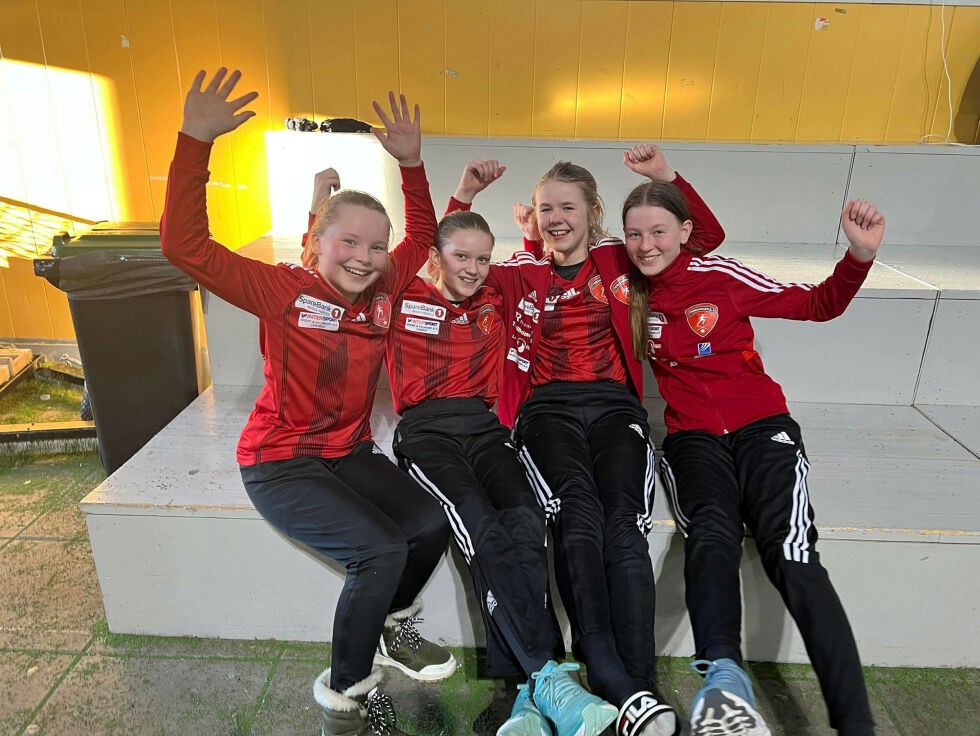 Mie Elise Halonen Stensvold, Linnea Hansen, Leah Emilie Fiskergård Hansen og Tara-Eline Olsen jubler etter de stakk av med seieren i semifinalen. De vant 1–0 mot ÁVJU.
 Foto: Sara Olaussen Stensvold