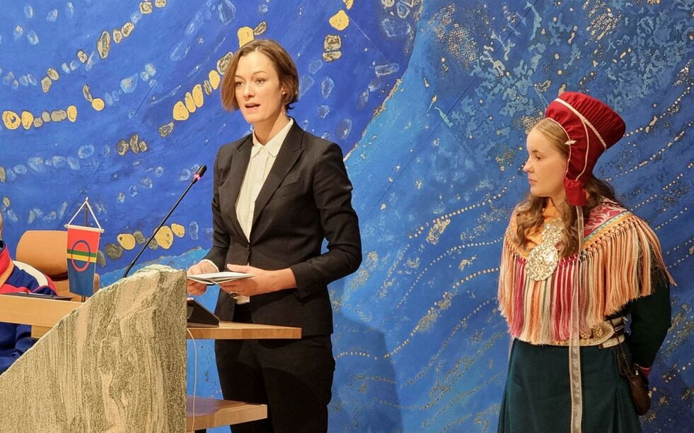 Kultur- og likestillingsminister besøkte Sametingets plenum i oktober 2022. Til høyre Erika Guttorm Johansen (18) fra Karasjok, som fulgte statsråden den dagen.
 Foto: Steinar Solaas