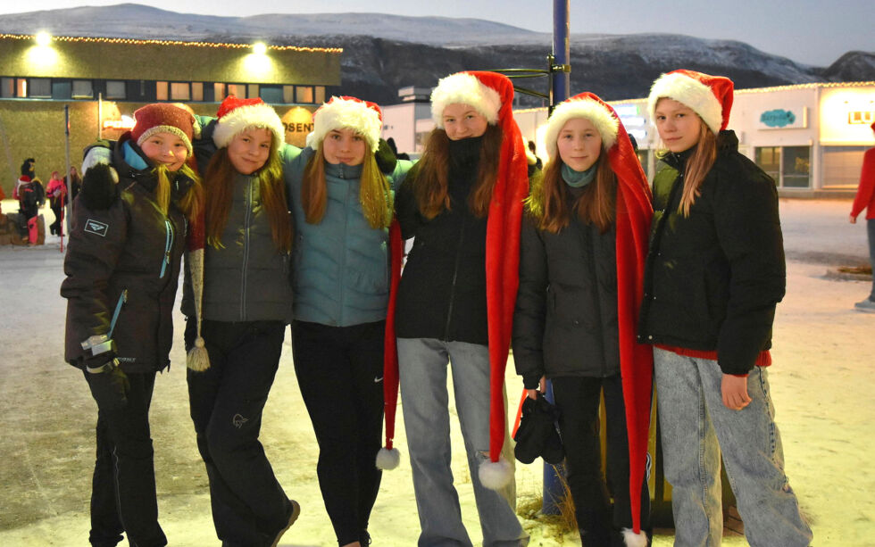 Julefine fotballspillere: Mie Elise Halonen Stensvold, Carina Kåven, Isabella Nikolaisen, Tara Eline Olsen, Kaja Persen og Ingvild Eliassen Willersrud.
 Foto: Sara Olaussen Stensvold