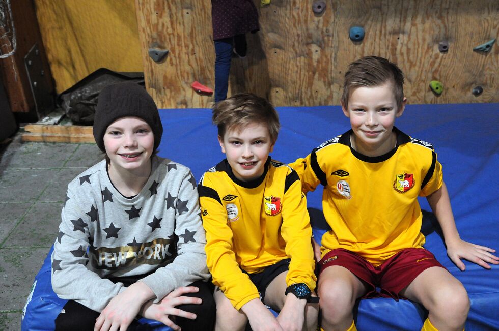 Kompisene Helliar (12), Preben (10) og Håkon (10) fra Hammerfest forklarer at de spilte en hard kamp som endte uavgjort: – Det gjør ingenting at den endte uavgjort, det var gøy å spille uansett. Vi har fortsatt tre kamper igjen, smiler guttene.
 Foto: Hannah Persen