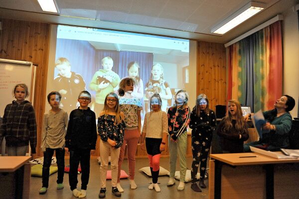 Fjerdeklassinger øver via Skype