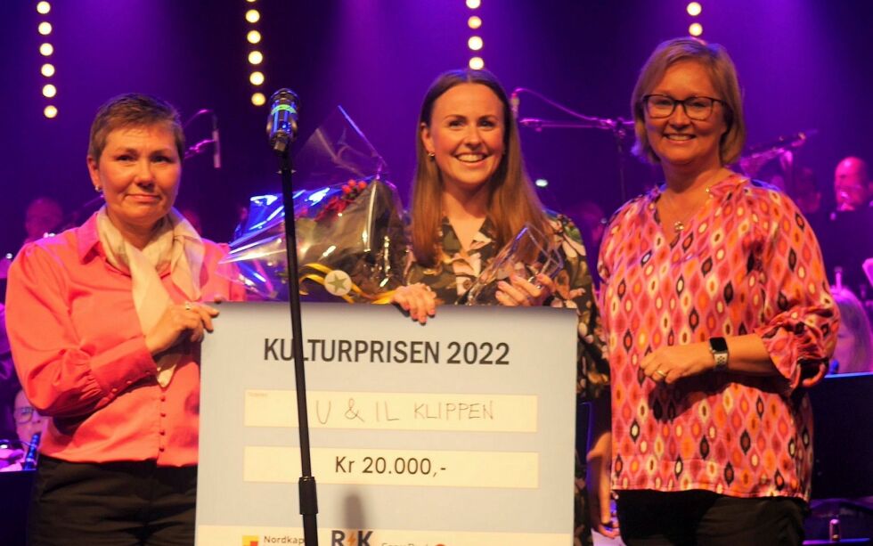 Siri Walsøe Lyngedahl (i midten) mottar årets kulturpris i Nordkapp fra Eli Nilsen (til venstre) og Heidi Holmgren.
 Foto: Geir Johansen