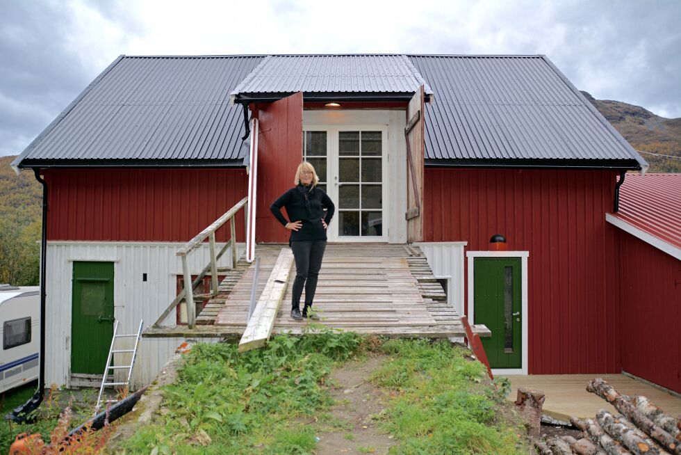 Løkvold har bevart den gamle arkitekturen utad, men har gitt det innvendige et hvitt, lyst og moderne design. Det er også slik vi kjenner Løkvolds duodji; Hun har en dyp og solid forankring i tradisjonen, men likevel en videreføring og modernisering av den.
 Foto: Elin Margrethe Wersland