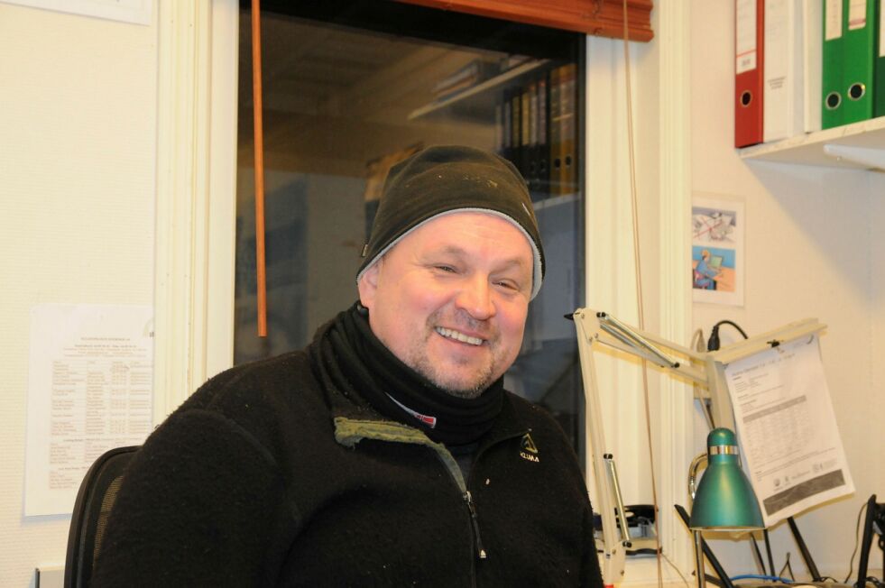 Daglig leder på Finnmarksrøya AS, Bjørn Mentyjærvi Menna, er klar på at han trives som hånd i hanske i anlegget. Foto: Hallgeir Henriksen