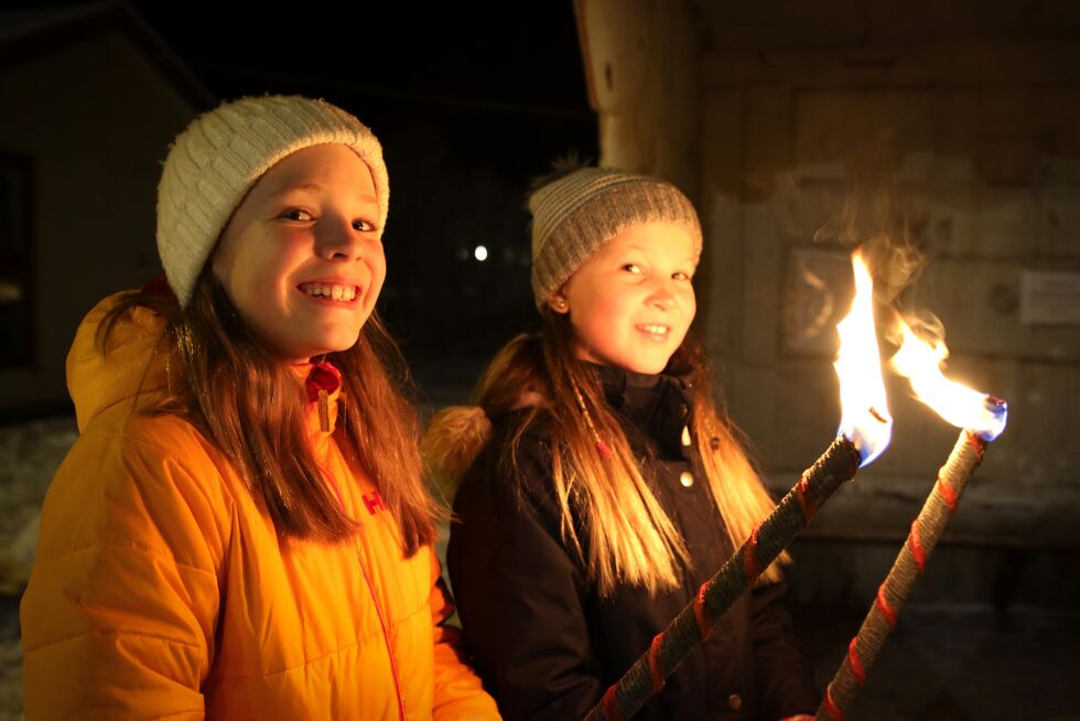 Femteklassingene (fra venstre) Ylva Wartiainen Grønvik (10) og Nora Marie Sterk (10) gleder seg litt ekstra til jul i år.
 Foto: Silje L Kvammen