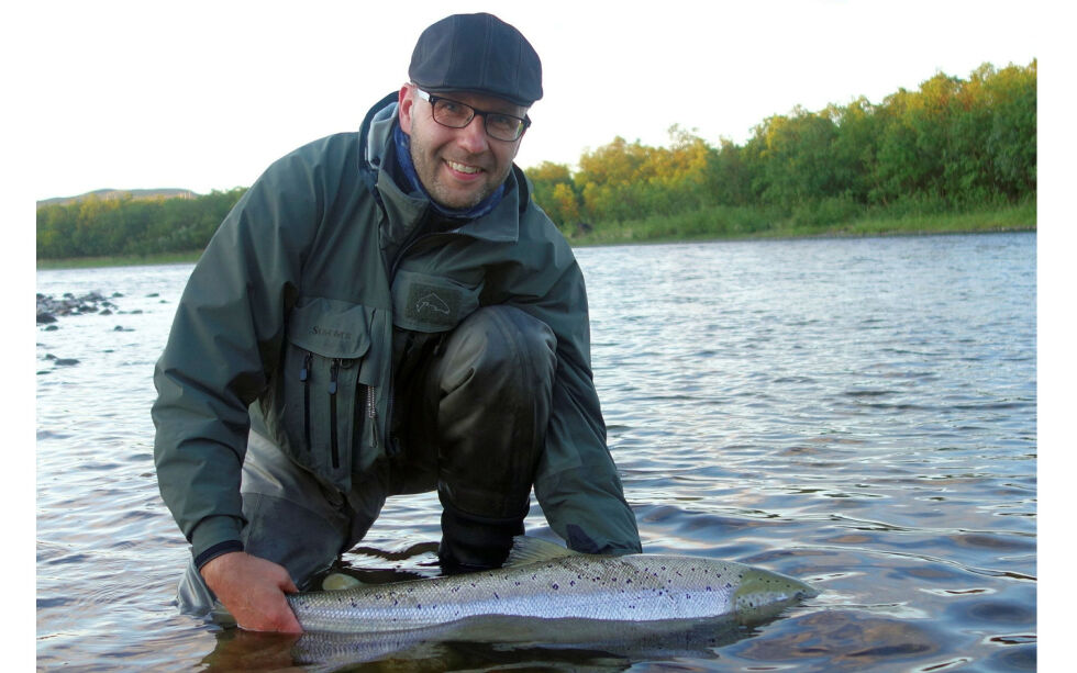 Mauri Honkanen med flott hunnlaks på 13,8 kilo, tatt i sone 2 i Lakselva.
 Foto: Fangstbørs/Lakselv Grunneierforening