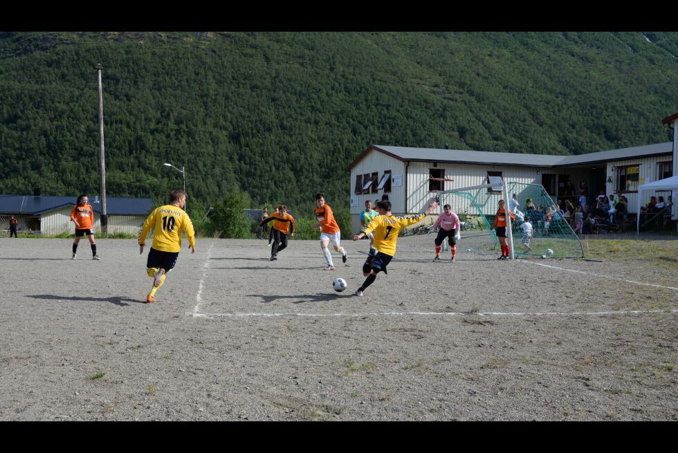 Fotballbanen i Musken ligger ved nå nedlagte Musken skole ( i bakgrunnen), som kommunedelsutvalget drifter og disponerer. Det er her Lulesamisk uke og HellmoCup arrangeres hver sommer.
 Foto: Steinar Solaas