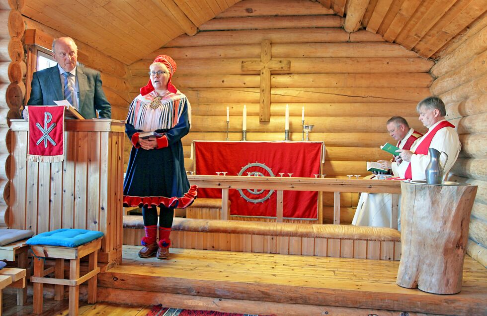 Samemisjonens trofaste medarbeder Alf K. Tellefsen (til venstre på prekestolen) holdt prekenen på festdagen, og ble kyndig tolket til samisk av Anne-Marit E. Anti. Til høyre prost Egil Lønmo og sogneprest Bjarne Gustad.
 Foto: Leif Petter Grønmo