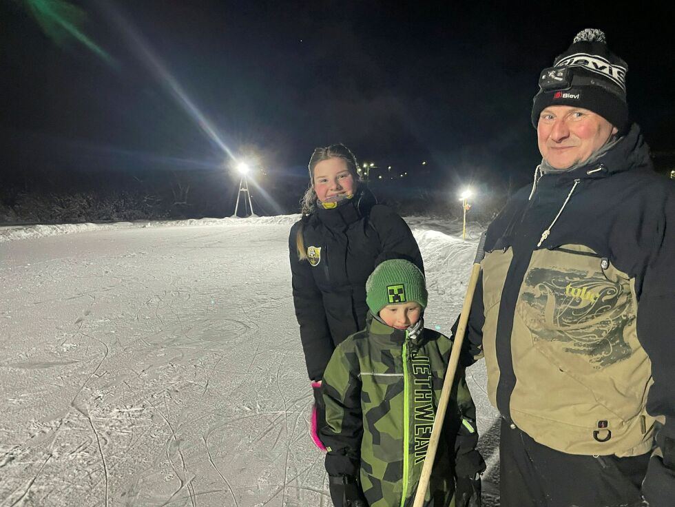 Sandra, Benjamin og Bård synes det er superbra å ha fått skøytebane nært der de bor. Da blir det enklere å ta seg noen runder på isen.
 Foto: Birgitte Wisur Olsen